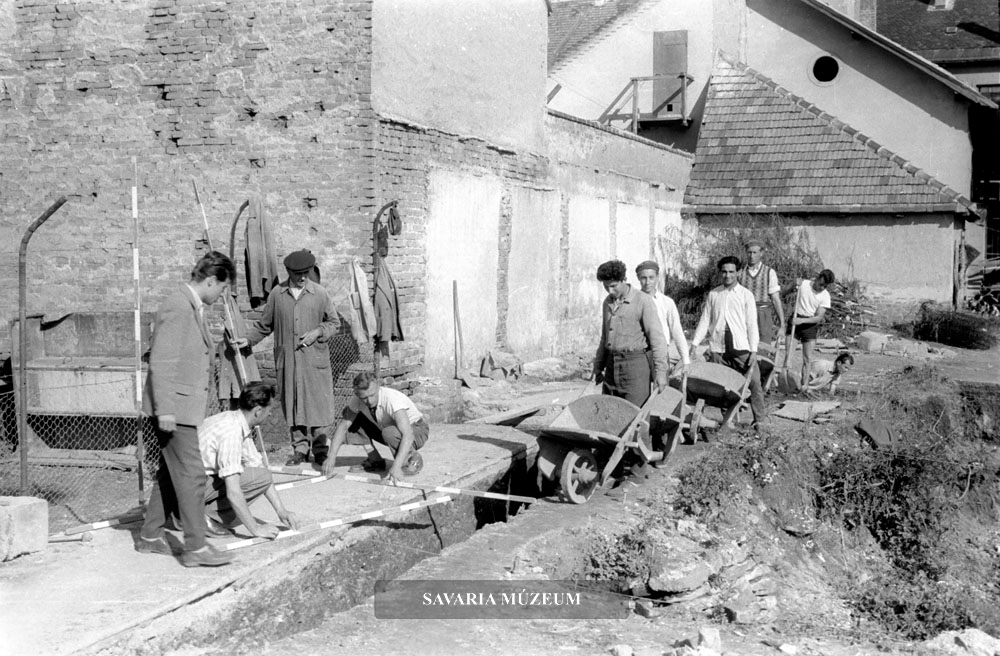 Talicskás menet az Iseum ásatásán. A régészeti feltárás 1955-63 közötti időszakában az ásatáson minden kézi erővel történt, földmunkagép egyetlen fotón sem szerepel.