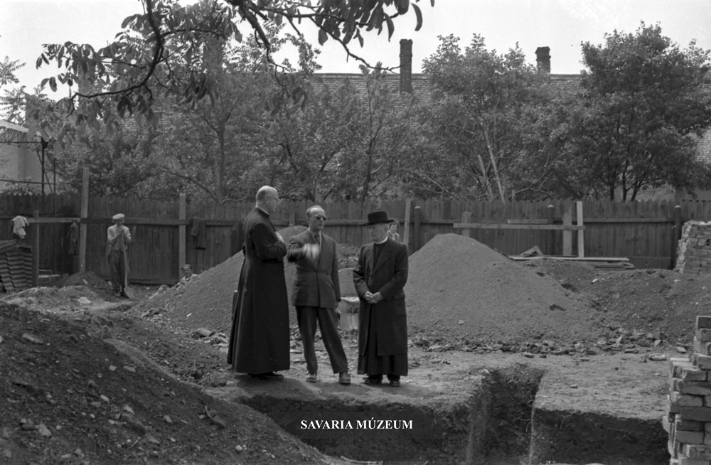 Szentléleky Tihamér (középen) vezetést tart az Iseum ásatásán. Tőle jobbra áll Géfin Gyula szombathelyi tudós pap tanár Savaria elismert kutatója.