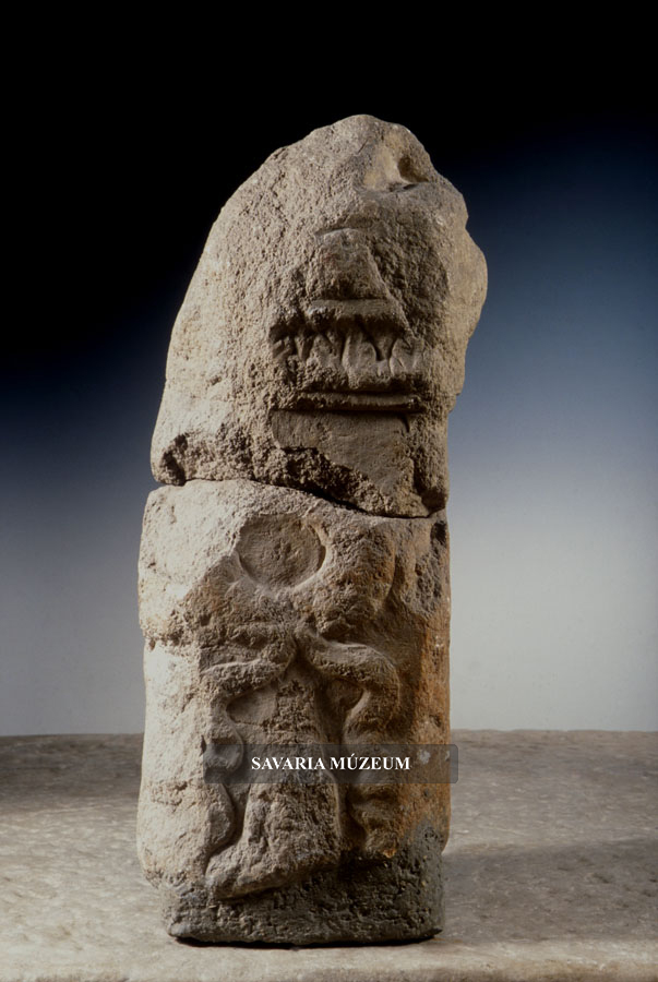 Isis istennőnek szentelt szoborbázis koszorúval és Sarapis fejjel díszített oldala. Az ún. Moderatus bázis egykor az Iseumban állhatott. Fotó: Dabasi András