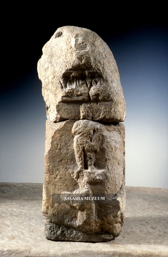 Isis istennőnek szentelt szoborbázis Harpocrates és Anubis alakkal díszített oldala. Az ún. Moderatus bázis egykor az Iseumban állhatott. Fotó: Dabasi András