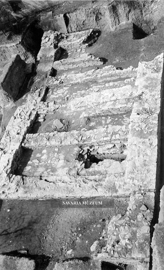 A szentély feltárt alapfalai az Iseum ásatásán. Az alapozás sarkában állítólagos II.Világháborús bombatalálat által okozott sérülés. Nagyobb a valószínűsége annak hogy ez szándékos bontás nyoma a későrómai időszakból.